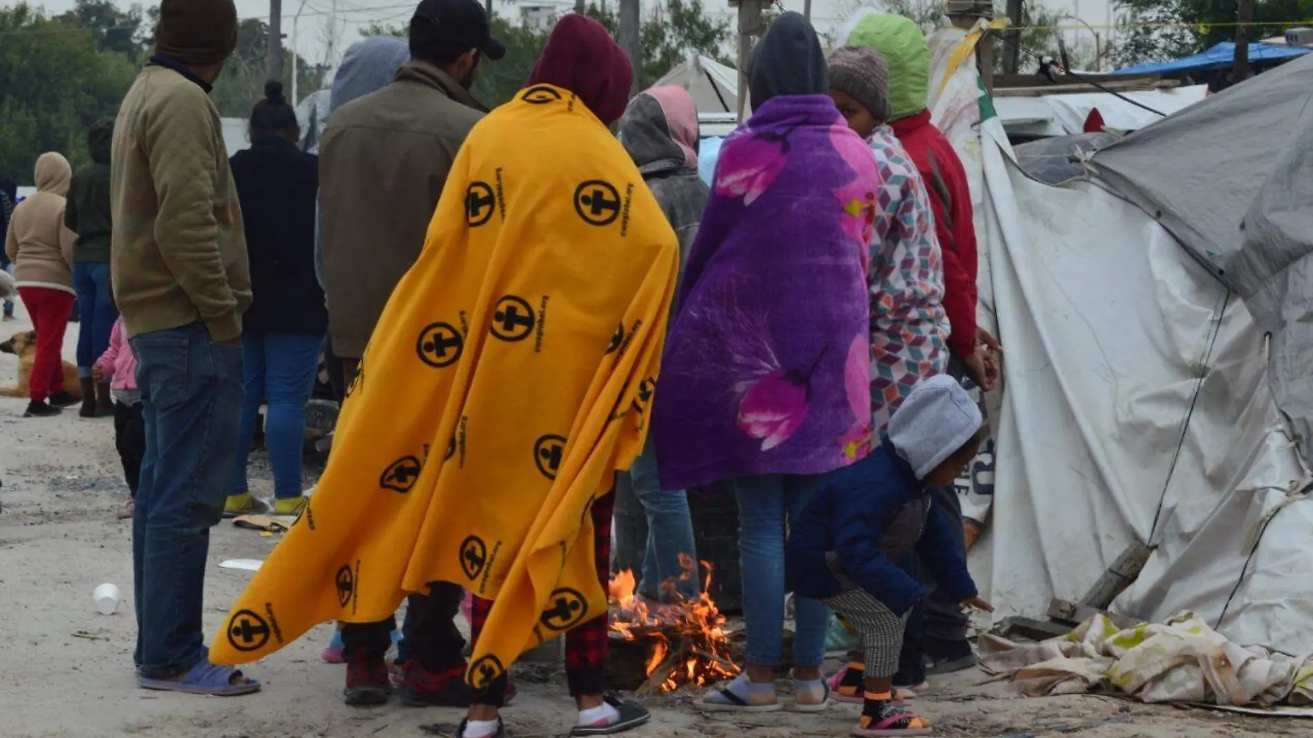 Con fogatas, café y a la intemperie migrantes combaten el frío en la frontera Jaime Jiménez (3)